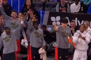 又坐到第一排了！羅威飚中三分 楊瀚森與隊友們開心慶祝